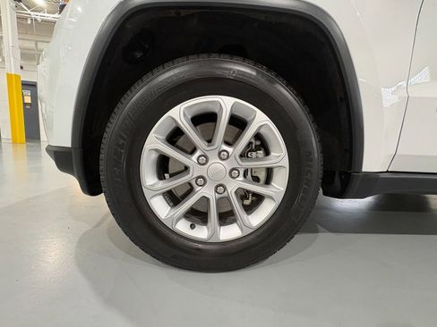 Used 2022 Jeep Grand Cherokee Laredo E w/ Security & Convenience Group AWD/4WD image 54
