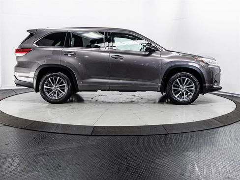 Used 2017 Toyota Highlander XLE image 13