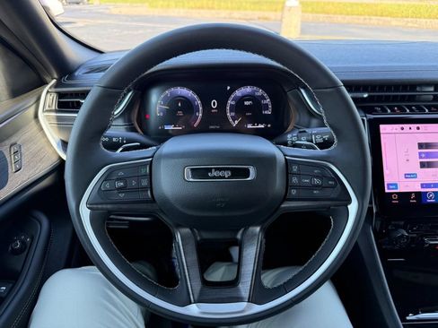 Used 2025 Jeep Grand Cherokee Limited RWD image 14