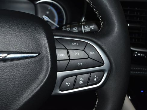 Used 2024 Chrysler Pacifica Select image 10