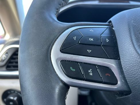 Used 2023 Chrysler Pacifica Limited AWD/4WD image 15