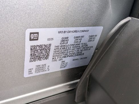 Used 2025 Chevrolet Trax LT w/ LT Convenience Package image 29