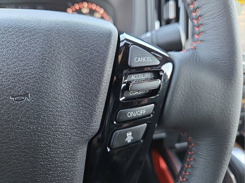 Used 2025 Nissan Frontier PRO-4X image 18