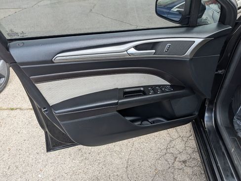 Used 2019 Ford Fusion SE w/ Equipment Group 151A FWD image 11