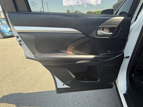 Used 2019 Toyota Highlander XLE AWD/4WD image 13