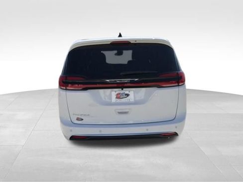 New 2027 Chrysler Pacifica Select FWD image 4