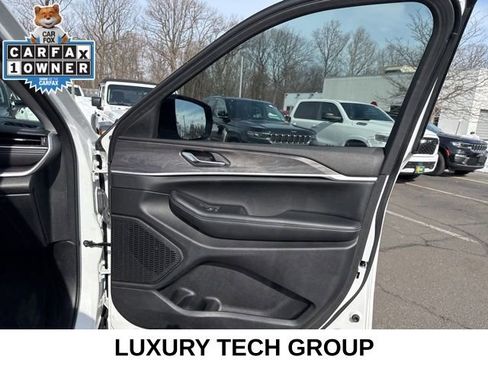 Used 2023 Jeep Grand Cherokee Limited w/ Luxury Tech Group II image 32