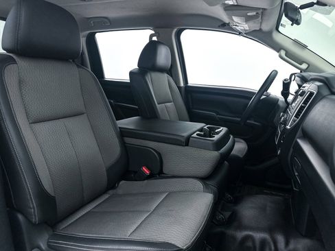 Used 2019 Nissan Titan S image 28