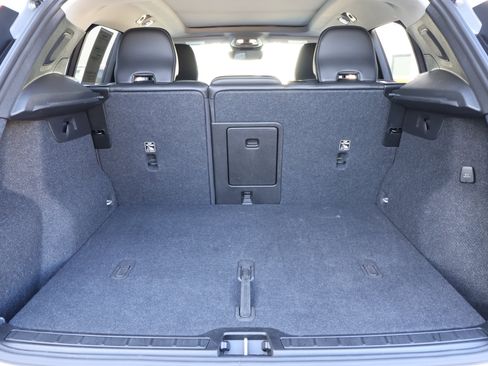 Used 2025 Volvo XC40 B5 Plus image 20