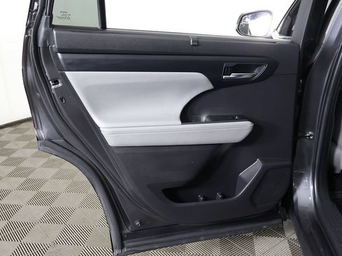Used 2023 Toyota Highlander XLE FWD image 26