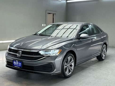 Used 2024 Volkswagen Jetta SE FWD image 3