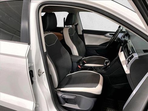 Used 2025 Volkswagen Taos SE FWD image 9