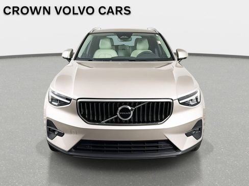 Used 2023 Volvo XC40 B5 Plus image 2