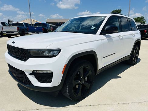 Used 2023 Jeep Grand Cherokee Limited w/ Luxury Tech Group II AWD/4WD image 42