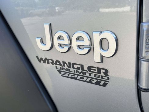 Used 2019 Jeep Wrangler Unlimited Sport S AWD/4WD image 9