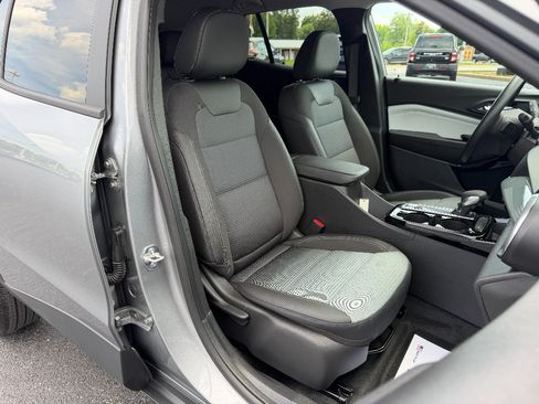 Used 2025 Chevrolet Trax LT w/ LT Convenience Package FWD image 15