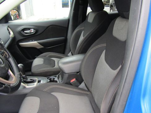 Used 2018 Jeep Cherokee Latitude w/ Altitude Package image 12