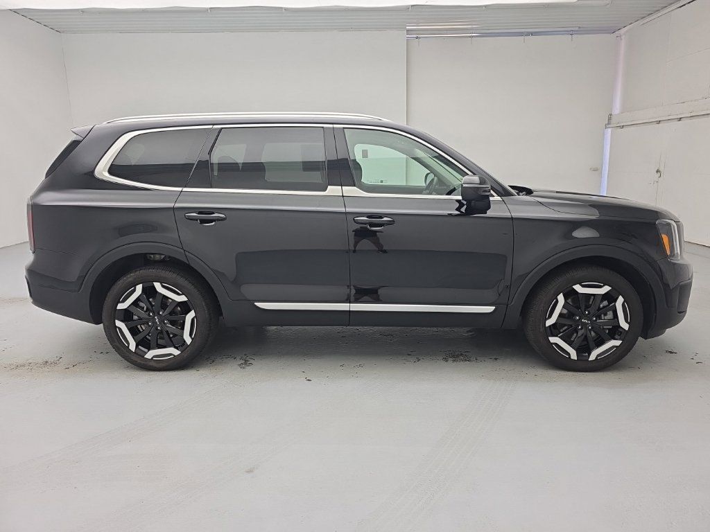 Used 2024 Kia Telluride EX w/ EX Captain's Chair Package AWD/4WD image 9