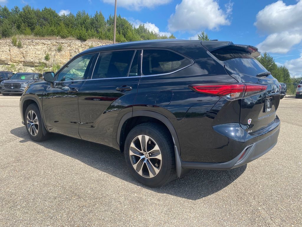 Used 2021 Toyota Highlander XLE AWD/4WD image 6