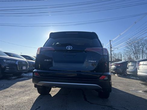 Used 2018 Toyota RAV4 LE image 5