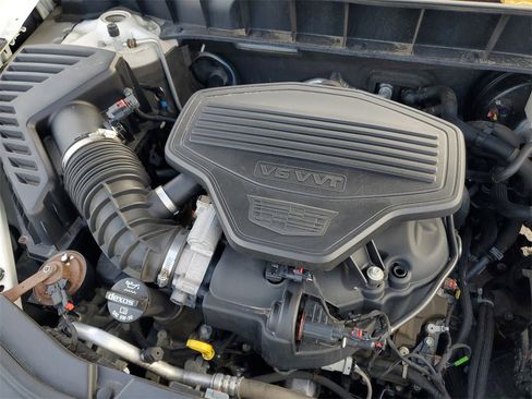 Used 2018 Cadillac XT5 Luxury w/ Driver Awareness Package image 10