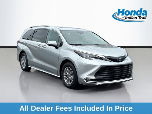 Used 2024 Toyota Sienna XLE FWD image 1