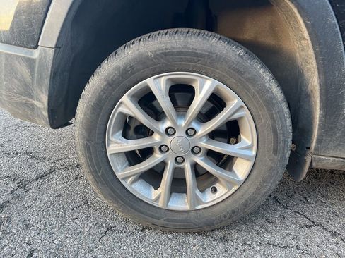 Used 2019 Jeep Cherokee Latitude w/ Popular Appearance Group image 11