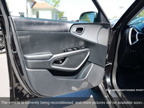 Used 2023 Kia Soul LX w/ LX Technology Package image 16