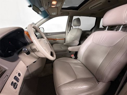 Used 2008 Toyota Sienna XLE image 3
