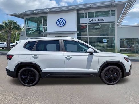 New 2026 Volkswagen Taos SE FWD image 3