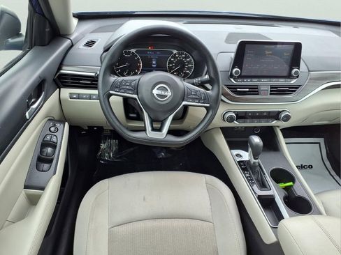 Used 2025 Nissan Altima 2.5 SV FWD image 9