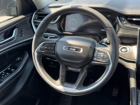 Used 2023 Jeep Grand Cherokee L Limited AWD/4WD image 13