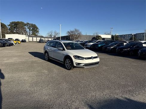 Used 2018 Volkswagen Golf Alltrack SEL image 3