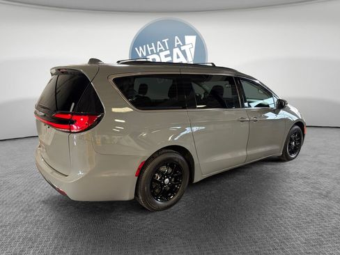 Used 2022 Chrysler Pacifica Touring-L FWD image 3