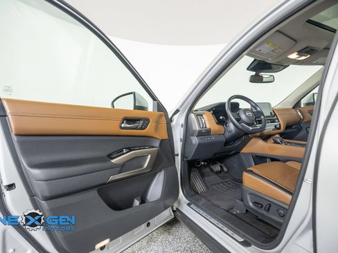 Used 2022 Nissan Pathfinder Platinum AWD/4WD image 9