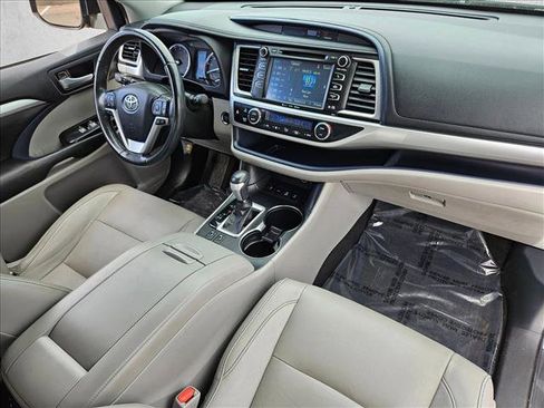 Used 2017 Toyota Highlander XLE AWD/4WD image 28