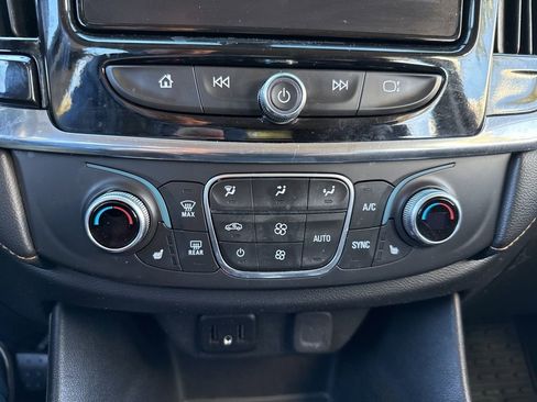 Used 2020 Chevrolet Traverse LT image 34