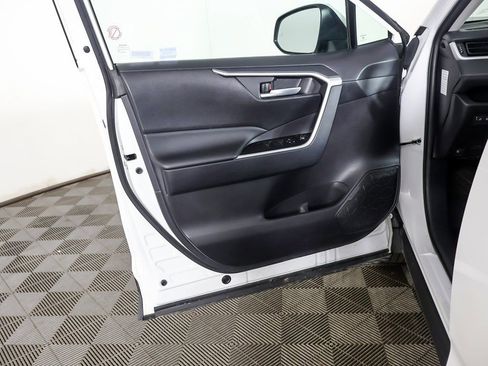 Used 2025 Toyota RAV4 XLE AWD/4WD image 21