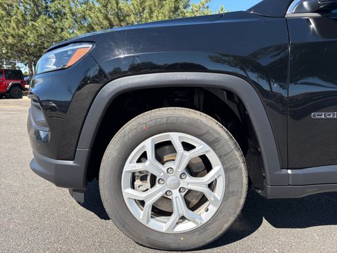 Used 2024 Jeep Compass Latitude AWD/4WD image 10