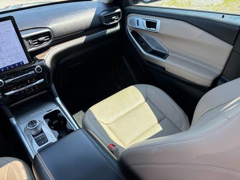 Used 2023 Ford Explorer Limited w/ Limited Technology Package RWD image 17