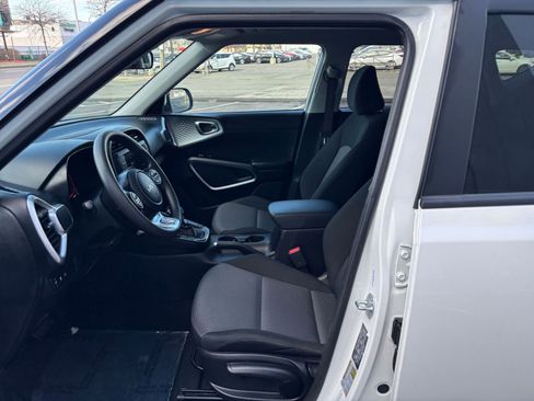 Used 2025 Kia Soul LX w/ LX Technology Package FWD image 24