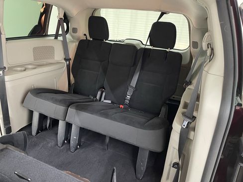 Used 2019 Dodge Grand Caravan SE w/ UConnect Hands-Free Group image 16