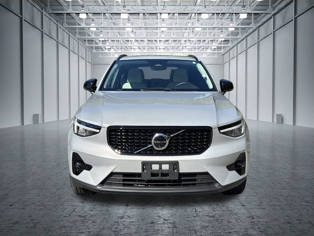 Used 2025 Volvo XC40 B5 Plus AWD/4WD image 2