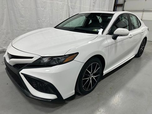 Used 2022 Toyota Camry SE image 3