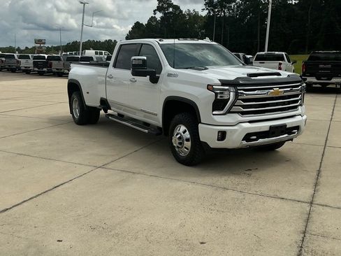 Used 2024 Chevrolet Silverado 3500 High Country w/ High Country Premium Package AWD/4WD image 3