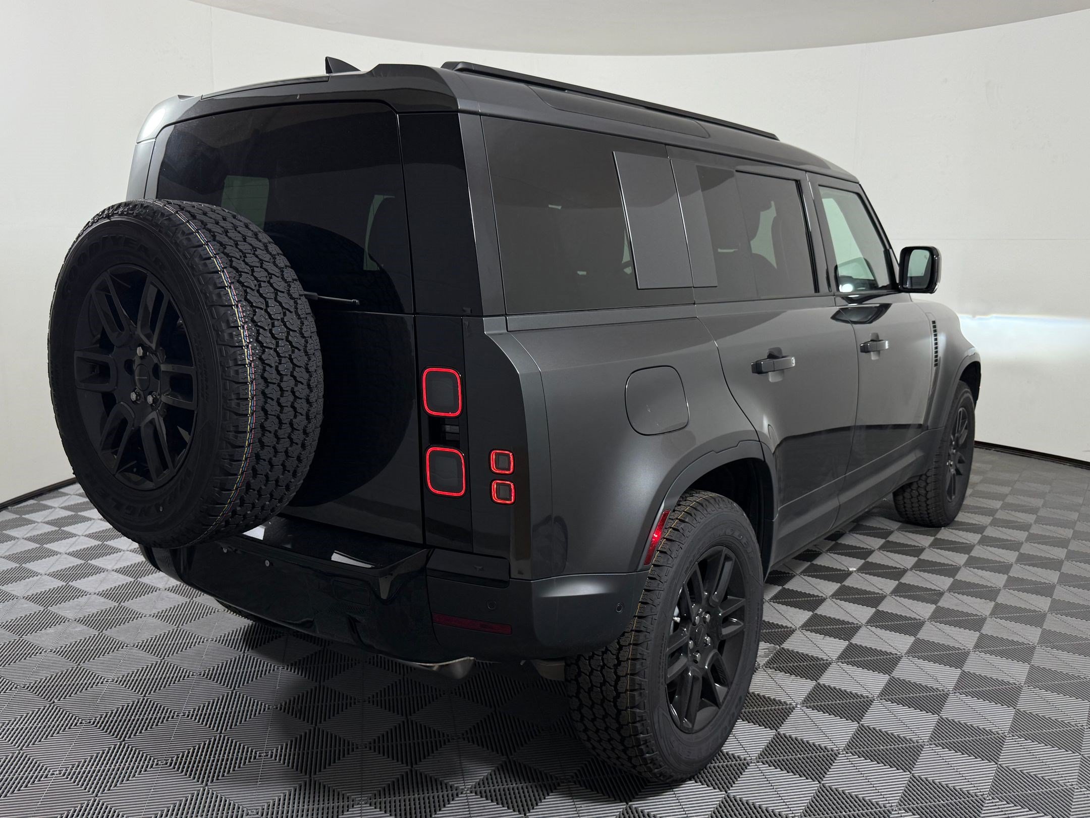New 2026 Land Rover Defender 110 S AWD/4WD image 9