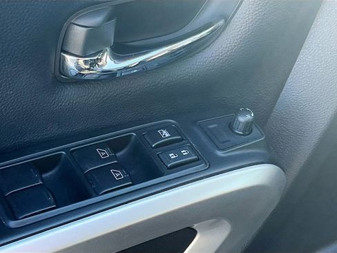 Used 2024 Nissan Titan SV w/ SV Convenience Package RWD image 17
