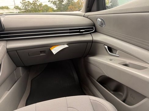 Used 2024 Hyundai Elantra SE FWD image 41