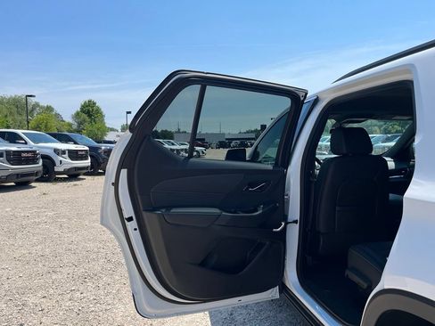 Used 2023 Chevrolet Traverse LT FWD image 26