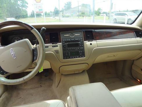Used 2006 Lincoln Town Car Designer Series RWD image 11